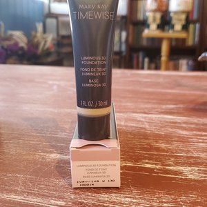 Ivory W 130 (Warm) Luminous 3D Foundation   Normal to Dry Skin TimeWise®